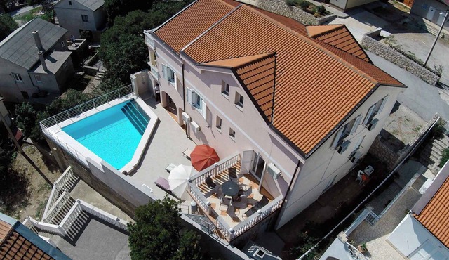 Holiday apartment with sea views, air conditioning and pool