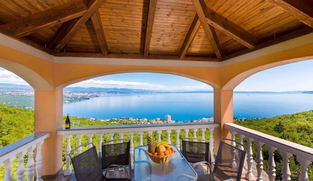 Holiday apartment with panoramic sea views