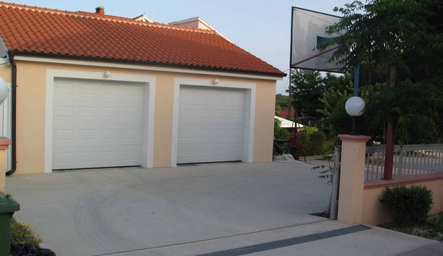 Holiday apartment with air conditioning 200 m from the sea