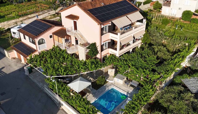 Holiday apartment with pool and barbecue