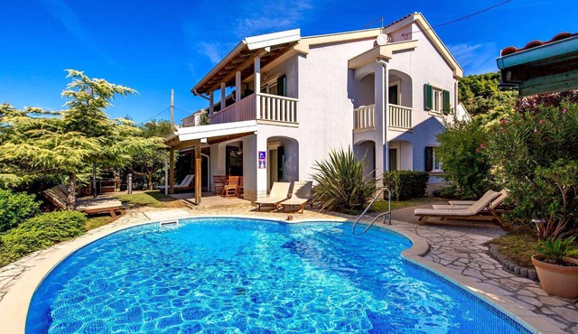 Holiday Apartment with Pool *