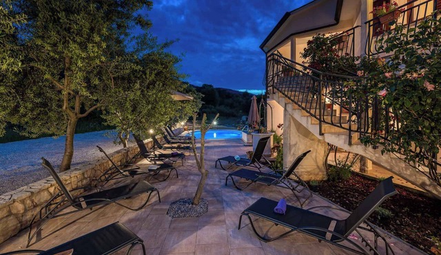 Holiday apartment with sea view and pool