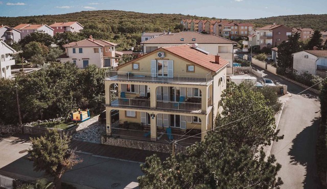 Holiday apartment with sea view, air conditioning and close to the beach