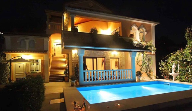 Holiday apartment with sea view and outdoor pool
