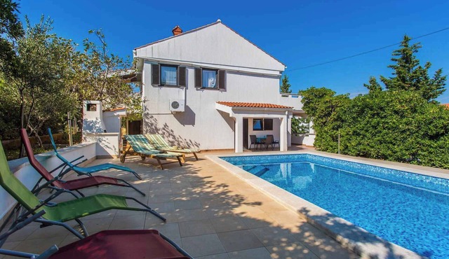 Holiday apartment with shared pool and barbecue