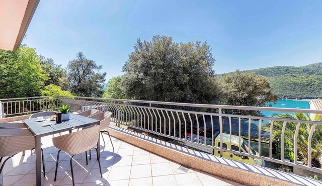 Holiday apartment with terrace and sea view