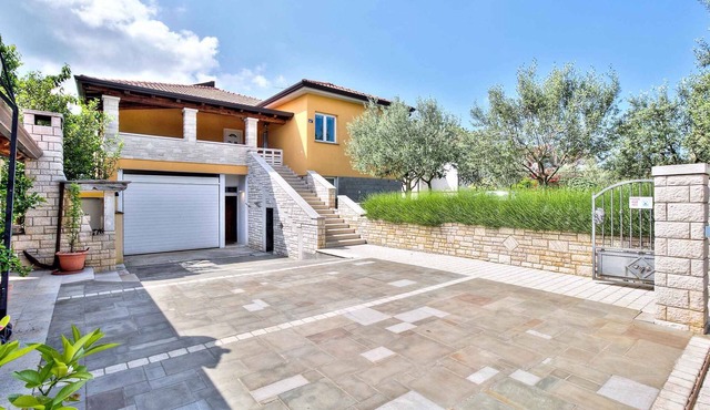 Holiday apartment with terrace and air conditioning
