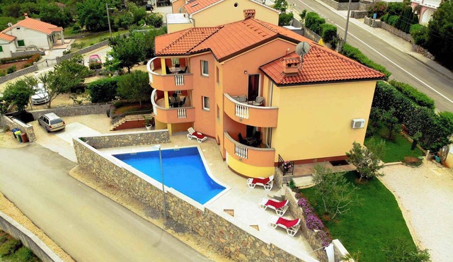 Holiday apartment with use of pool
