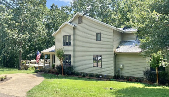 Holiday at Pickwick lake minutes away from both marinas! Kid friendly.