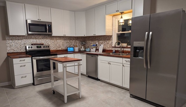 Holiday at the farmhouse. Pet-Friendly! 20 min from downtown Huntsville!