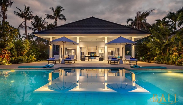 Holiday Beachfront Villa Lovina Beach with private pool!