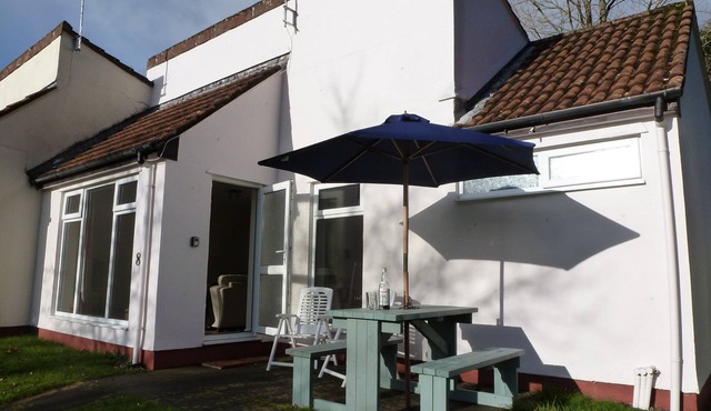 Holiday bungalow, swimming pool, with free WiFi. Pub nearby.
