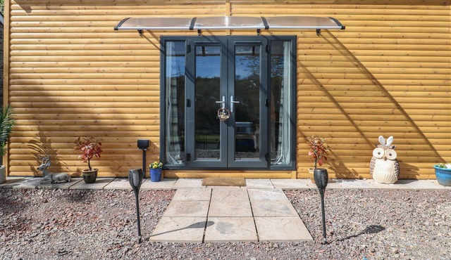 HOLIDAY CABIN, pet friendly, with a garden in Blackwood