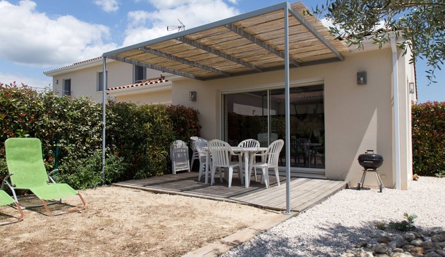Holiday cottage boissière, vineyards and scrubland, near Montpellier.