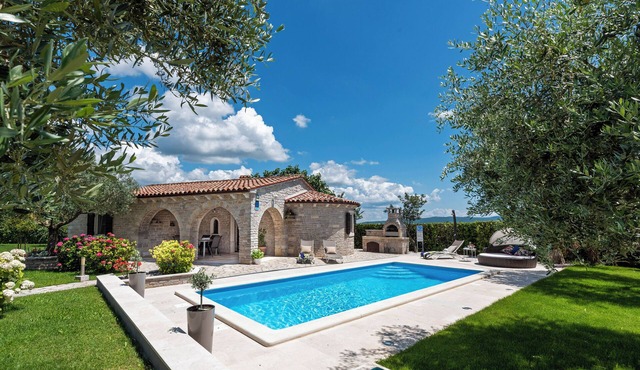 Holiday cottage Istranka * large garden, private pool, BBQ, WiFi