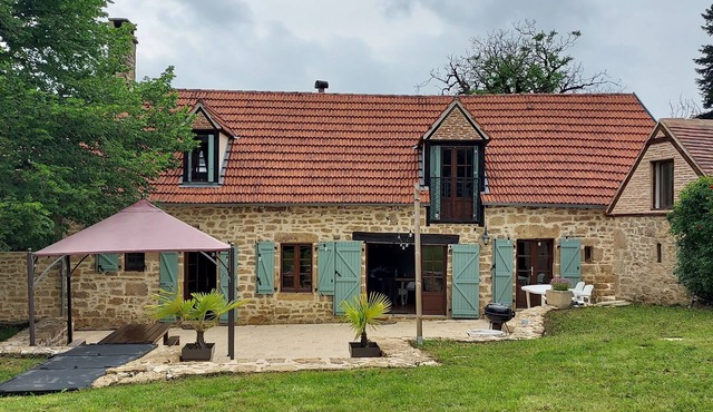 Holiday cottage on wooded grounds with swimming pool