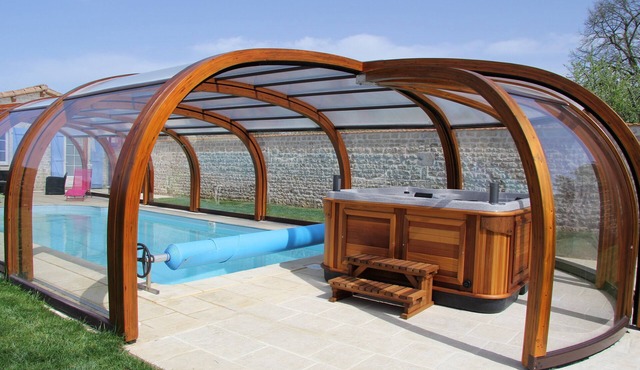 Holiday cottage(Shelter) with swimming pool near the Swamp from Poitou classified " Big site of France ".