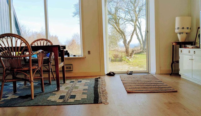 Holiday cottage with a 90-degree sea view