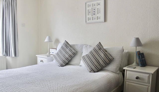 Holiday Cottage with seafront beach hut - sleeps 4