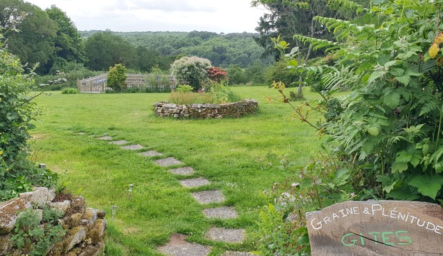 Holiday cottage with swimming pool, in Brittany, Morbihan. Pets welcome.
