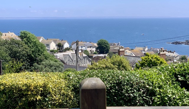 Holiday Cottage With Fabulous Views, Garden, Deck And Private Off Road Parking