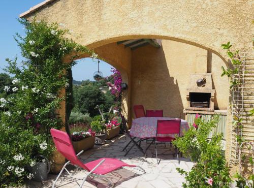 Holiday cottage with private terrace, Bellegarde