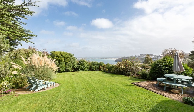 Holiday Cottage with Private Indoor Swimming Pool & Off-Road Car Parking