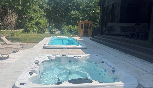 Holiday discount!5 bdrm 3.5 ba/swim spa/hot tub/outdoor sauna/open year round