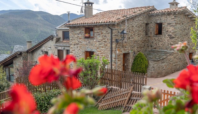 Holiday Home 'Cal Andreu' with Mountain Views, Private Garden and Wi-Fi
