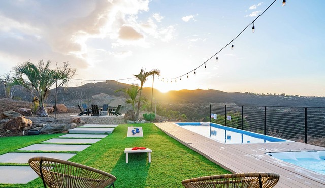 Holiday Escape! Pool, Hot Tub, Game Room, Fire Pit