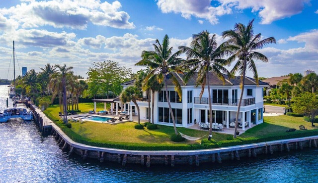 Holiday Estate : Stylish Waterfront Villa with Pool & Sunset Views