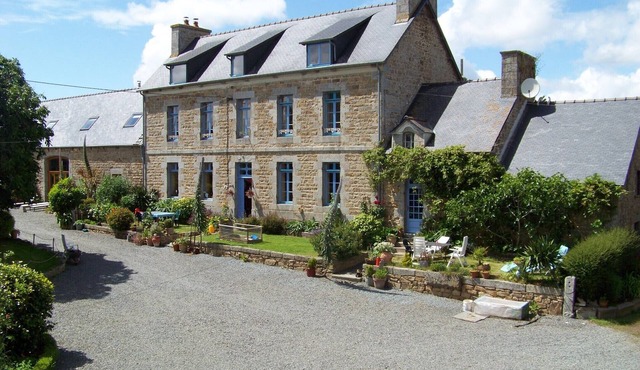 Holiday farm; 3 gites & 8 permanent tents, spacious, comfortable, Personal