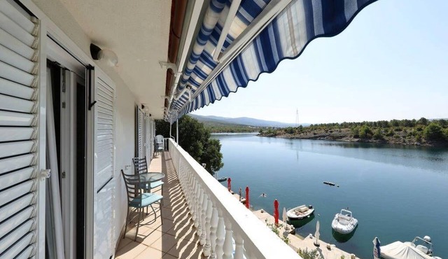 Holiday flat only 20m from the sea