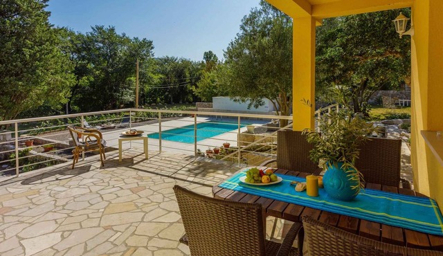 Holiday flat with pool in idyllic surroundings