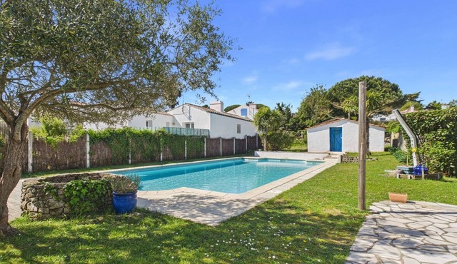 Holiday for 8 with pool, sea ​300 m away