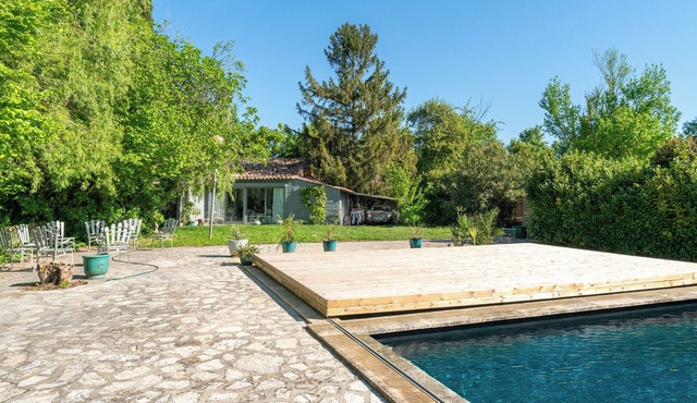 Holiday Home 'En Bord De Sorgue' with Private Pool, Private Terrace and Wi-Fi