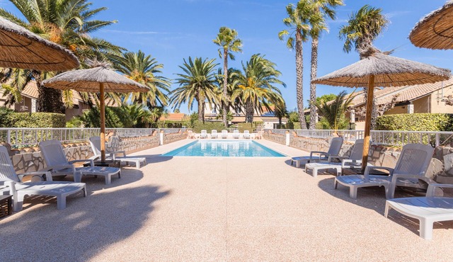 Holiday Home 'La Capelle 4 Persons 880' with Shared Pool, Wi-Fi and Air Conditioning