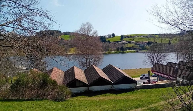 Holiday Home 'Joli Gîte Rouge Au Bord Du Lac' with Shared Terrace, Shared Garden and Wi-Fi