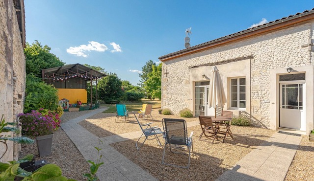 Holiday Home 'Myosotis' with Shared Pool, Private Terrace and Wi-Fi