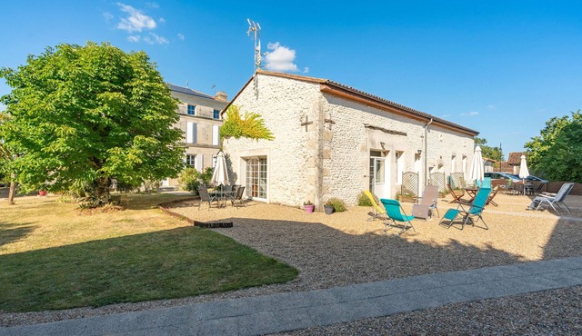 Holiday Home 'Pervenche' with Shared Pool, Private Terrace and Wi-Fi