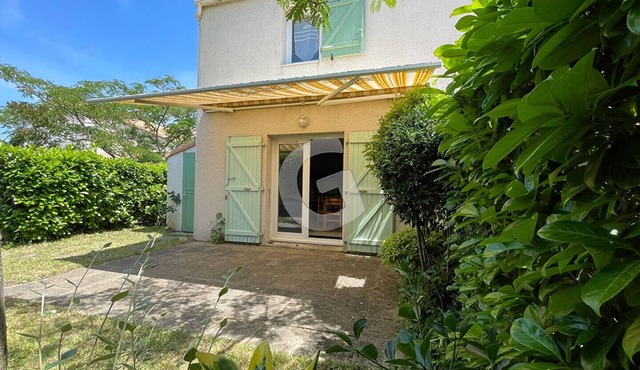 Holiday Home for 4/5 in Saint Vincent sur Jard with Pool Access