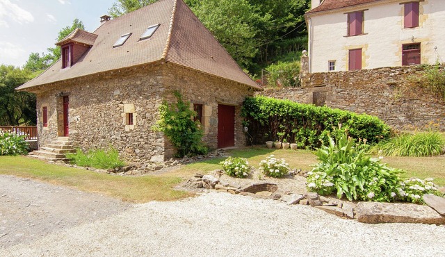 Holiday home near river with pool