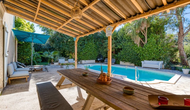 Holiday Home 'Maison Sur La Mare' with Mountain View, Private Pool and Wi-Fi