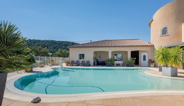 Holiday Home 'Maison Entre Mer Et Montagnes' with Mountain View, Private Pool and Wi-Fi