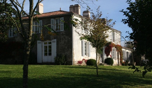 Holiday Home 'Logis Vendéen, 40 min from the Sea' for 14 – Pool, Terrace & Wi-Fi