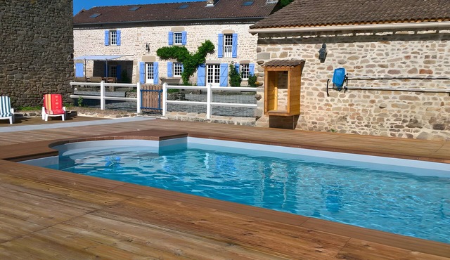 Holiday Home 'Le Gîte D'au, Heated Pool' with Lake View, Shared Pool & Wi-Fi