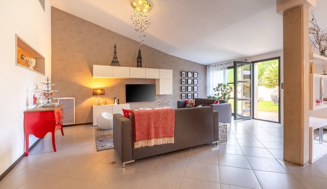 Holiday Home 'Le Loft with Jacuzzi' with Private Terrace, Garden & Wi-Fi