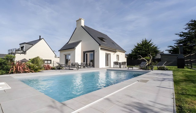 Holiday Home Ty Rhuys with Private Pool, Large Garden and Beach 300m Away