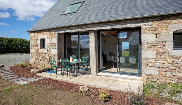 Holiday Home 'Gite Des Hauts Grève - Proche Mer' with Shared Terrace, Shared Garden and Wi-Fi