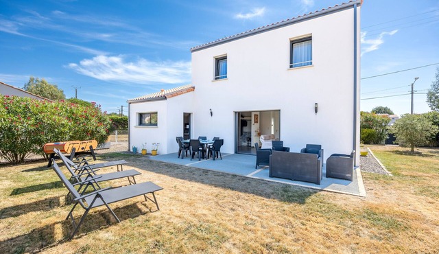 Holiday Home 'La Maison Du Payré - Near Beaches' with Private Terrace, Private Garden and Wi-Fi
